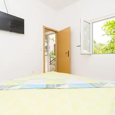 Apartman & Bari I *